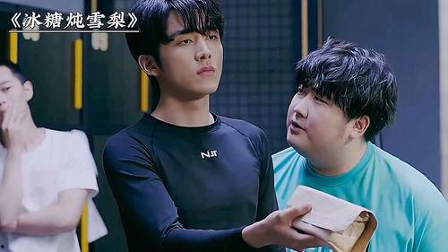 两少爷吵架吃瓜,两少爷争锋，吃瓜群众围观